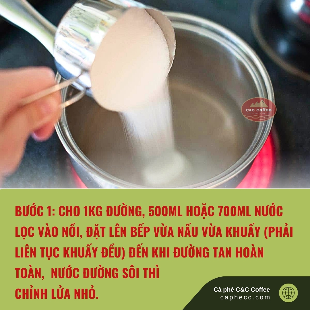 Sau khi nước đường nấu sôi khoảng 15 phút, thêm nước cốt chanh vào cùng, khuấy đều và tiếp tục nấu đến khi đường trong và có độ sánh nhẹ thì tắt bếp.