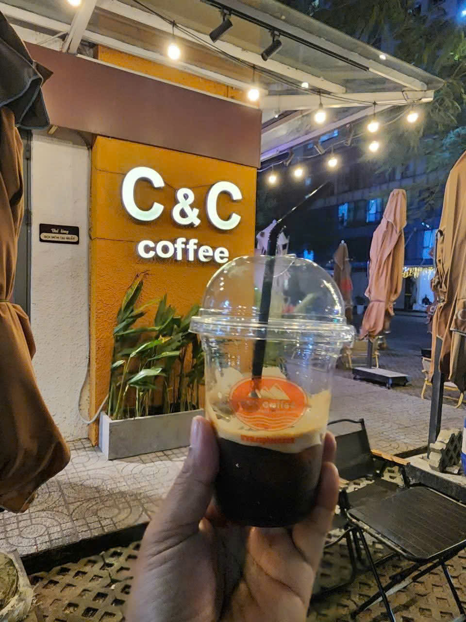 Câu chuyện bên ly cà phê