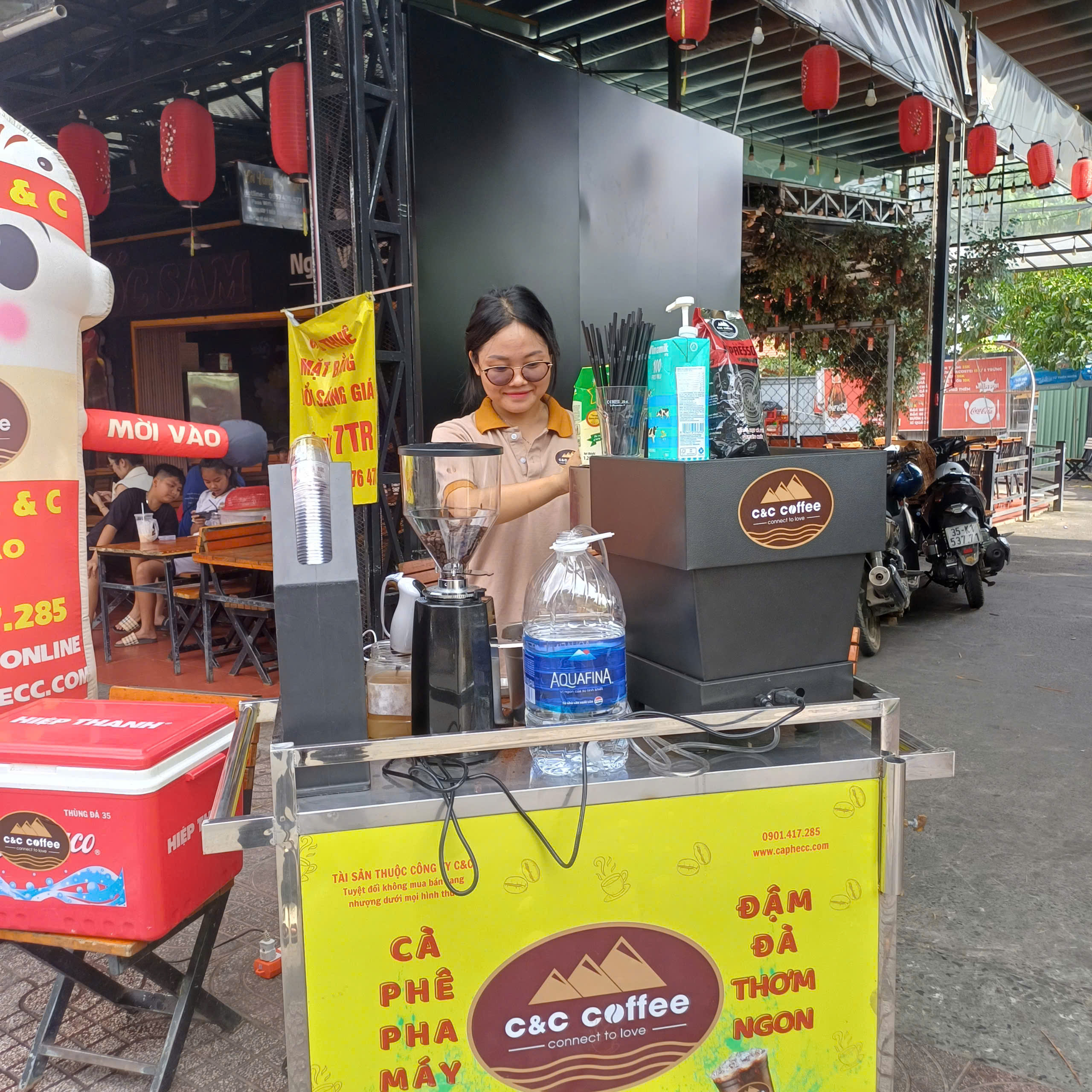 BÁN CÀ PHÊ LÀ MỘT NGHỆ THUẬT – NGƯỜI BÁN CÀ PHÊ LÀ MỘT NGHỆ SĨ
