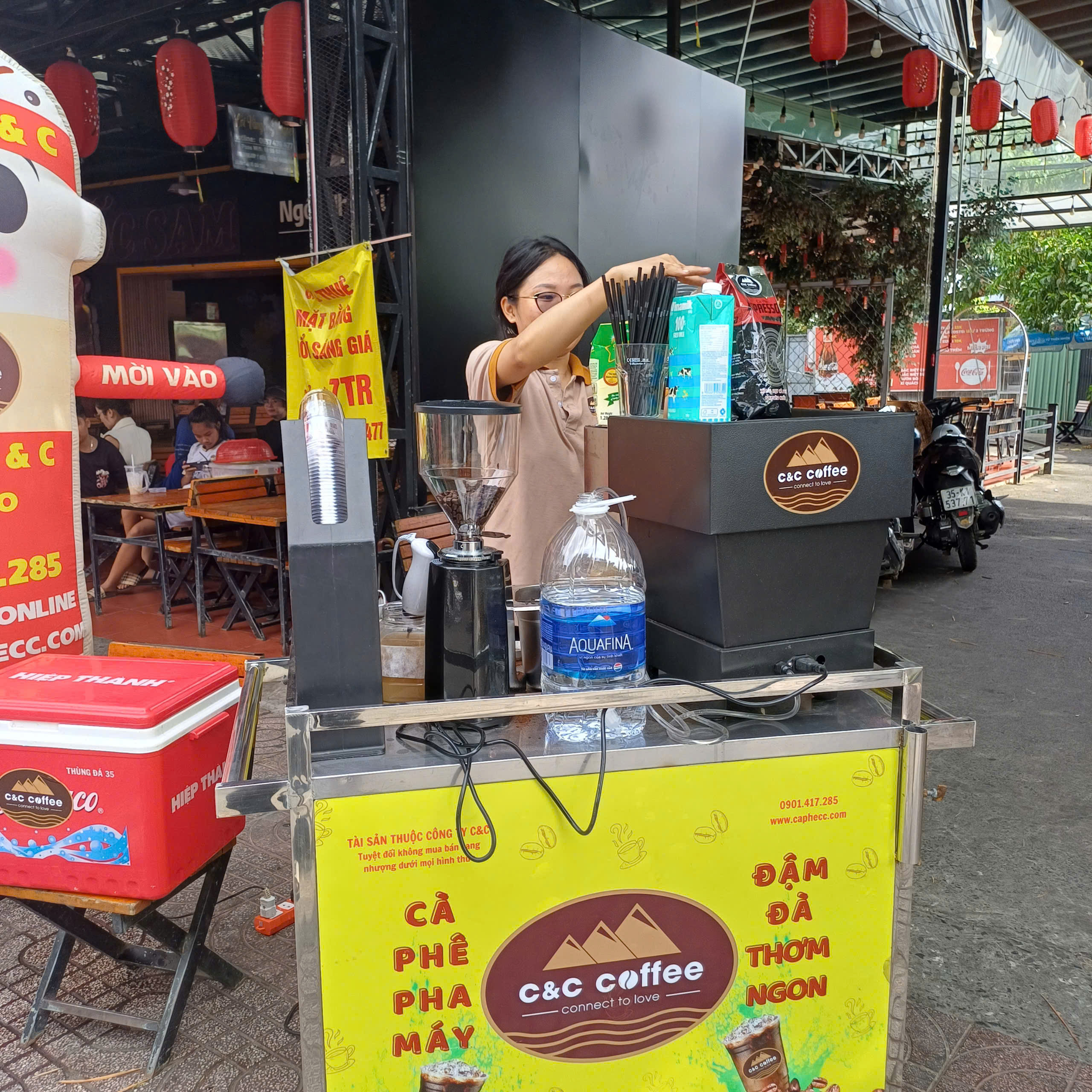 BÁN CÀ PHÊ LÀ MỘT NGHỆ THUẬT – NGƯỜI BÁN CÀ PHÊ LÀ MỘT NGHỆ SĨ
