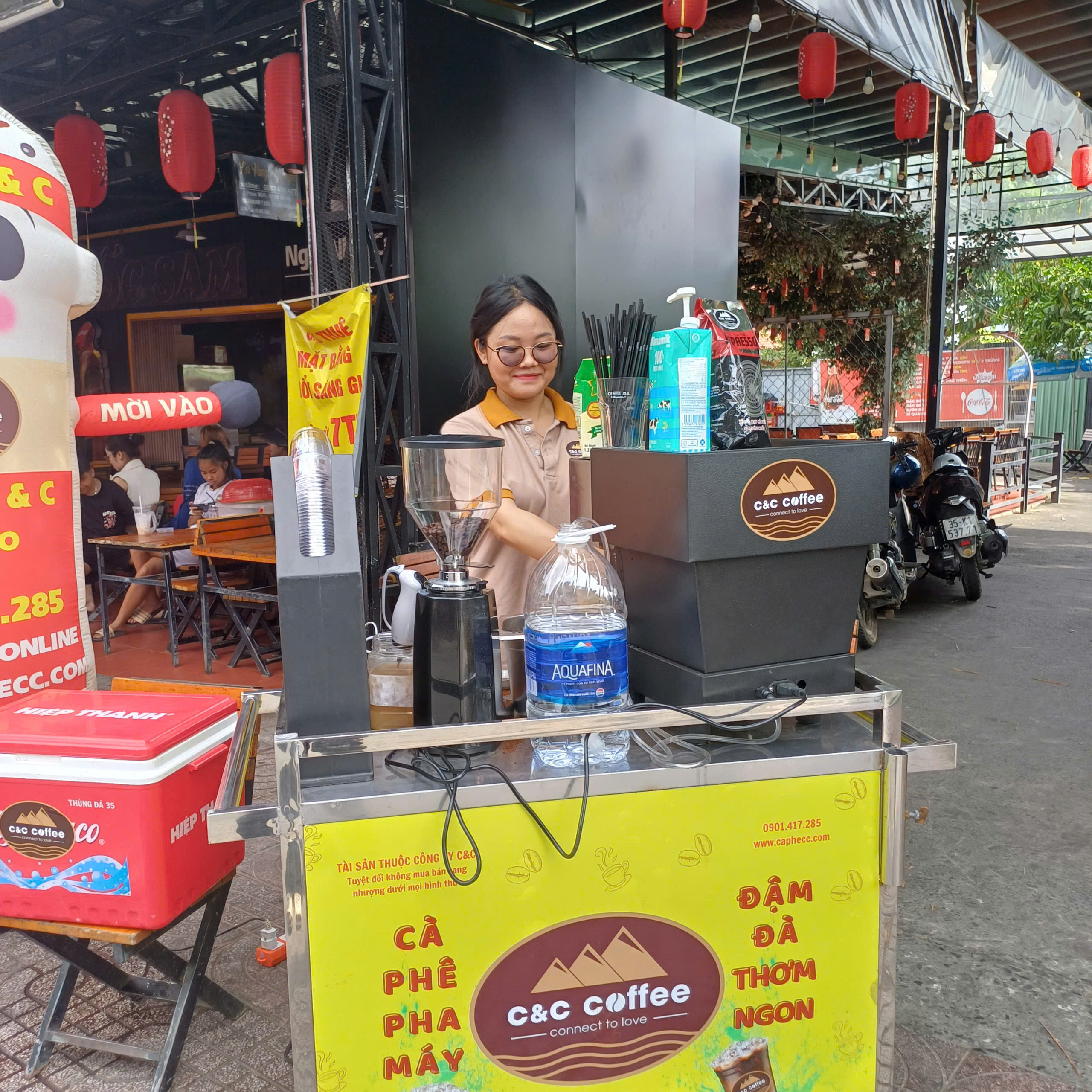 BÁN CÀ PHÊ LÀ MỘT NGHỆ THUẬT – NGƯỜI BÁN CÀ PHÊ LÀ MỘT NGHỆ SĨ