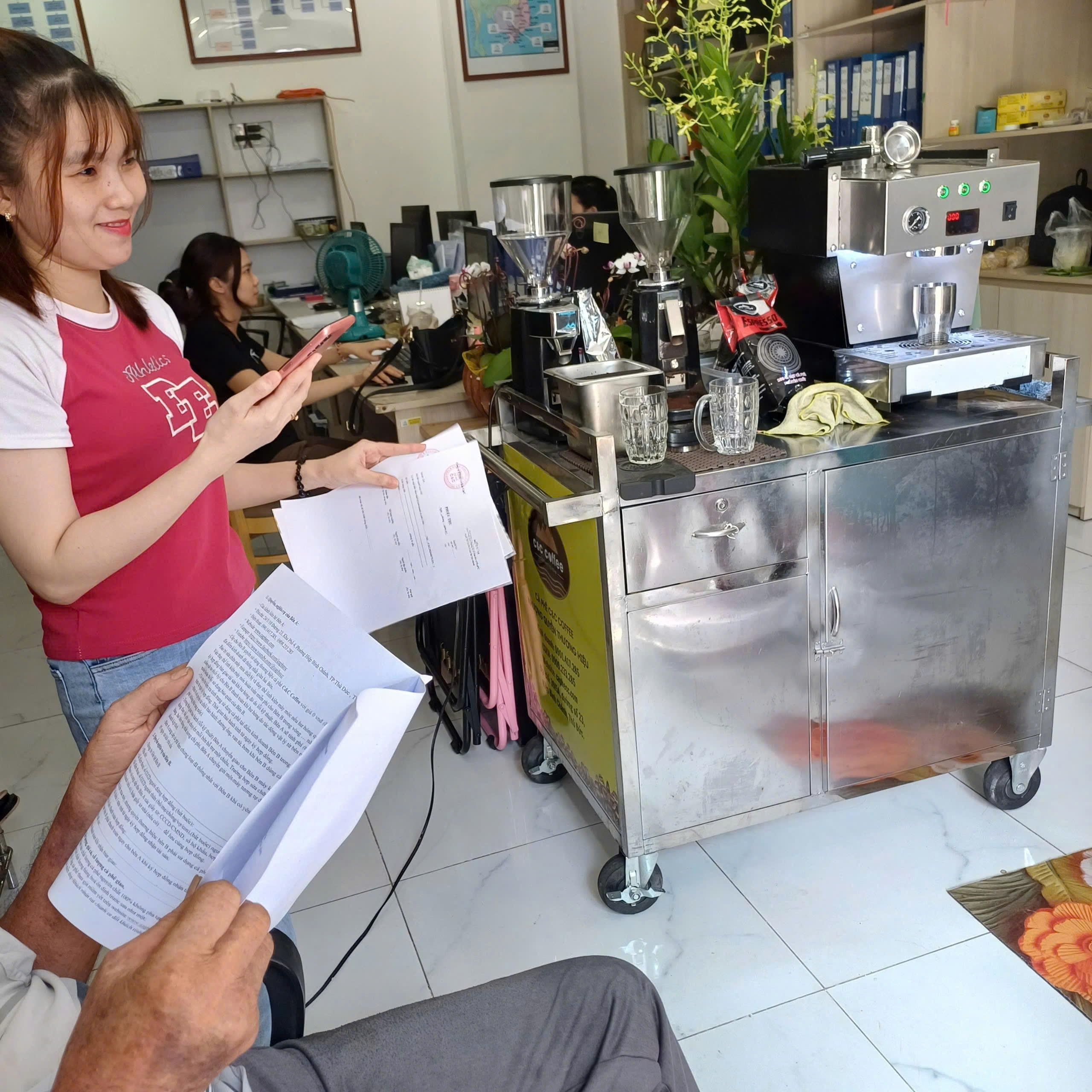 Vui mừng đón tiếp cô chú từ Long An lên xem trực tiếp mô hình cà phê