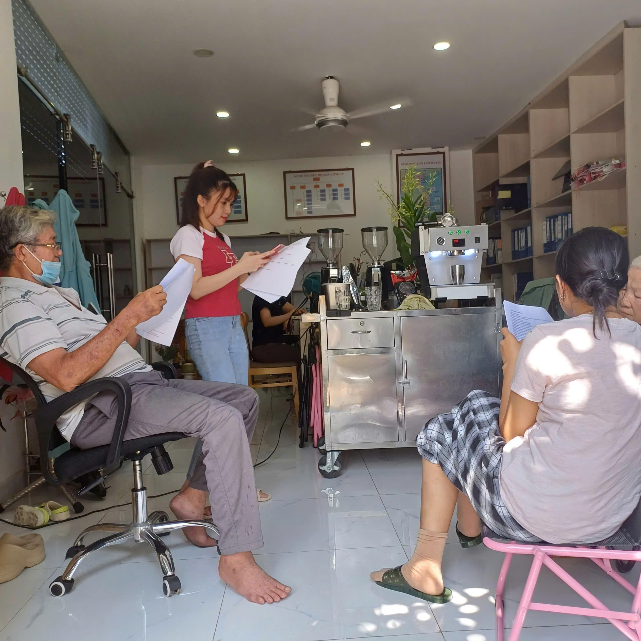 Vui mừng đón tiếp cô chú từ Long An lên xem trực tiếp mô hình cà phê