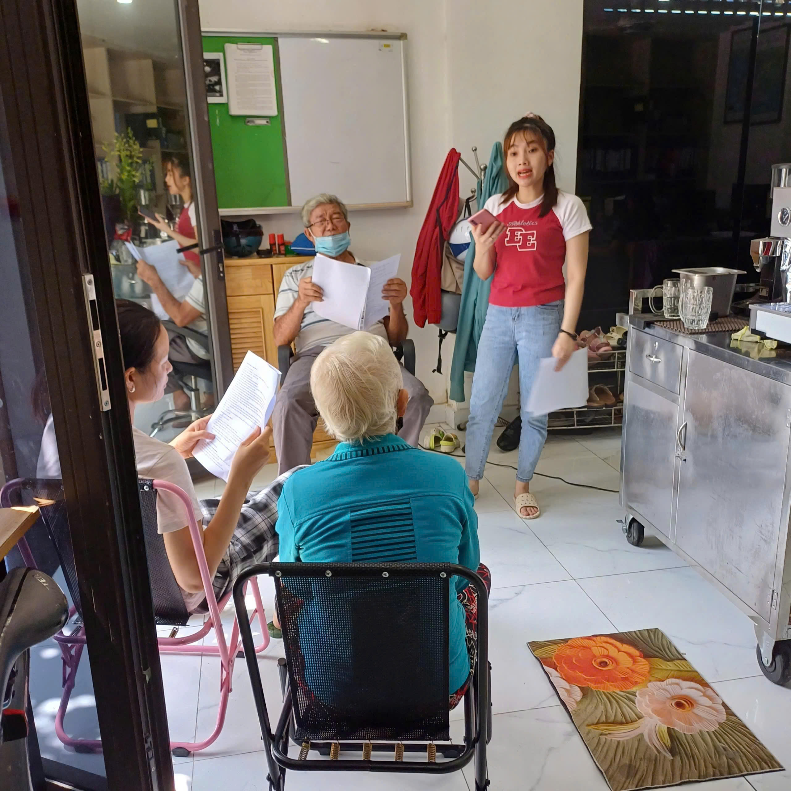 Vui mừng đón tiếp cô chú từ Long An lên xem trực tiếp mô hình cà phê