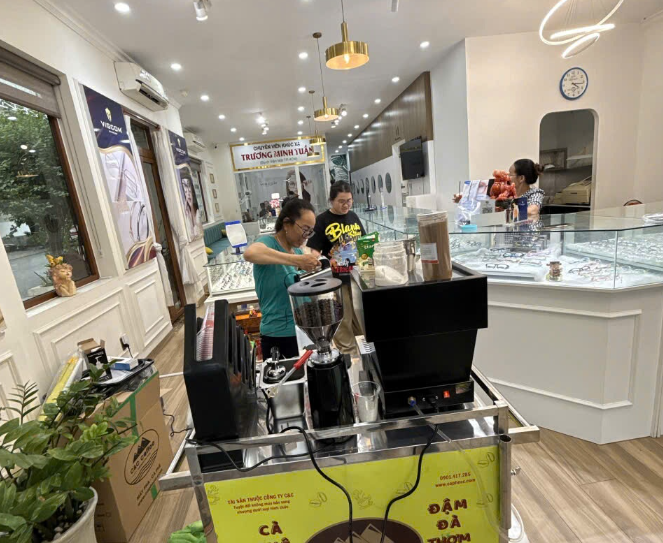 Người bán cà phê cần gì để có khách