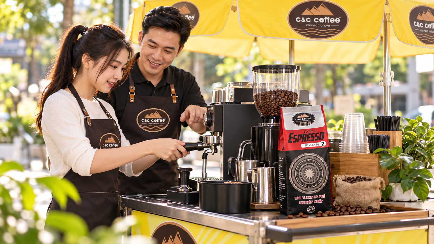 Người mới học thao tác máy espresso cùng người hướng dẫn tại quầy cà phê