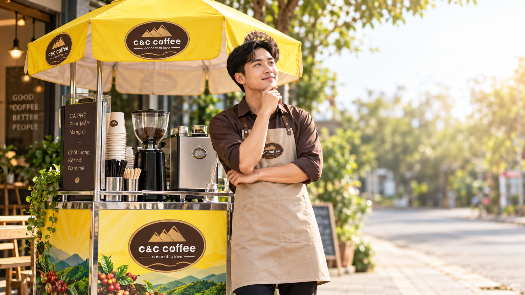 Người mới kinh doanh đứng bên quầy cà phê nhỏ khi tìm hiểu mô hình nhượng quyền 0 đồng