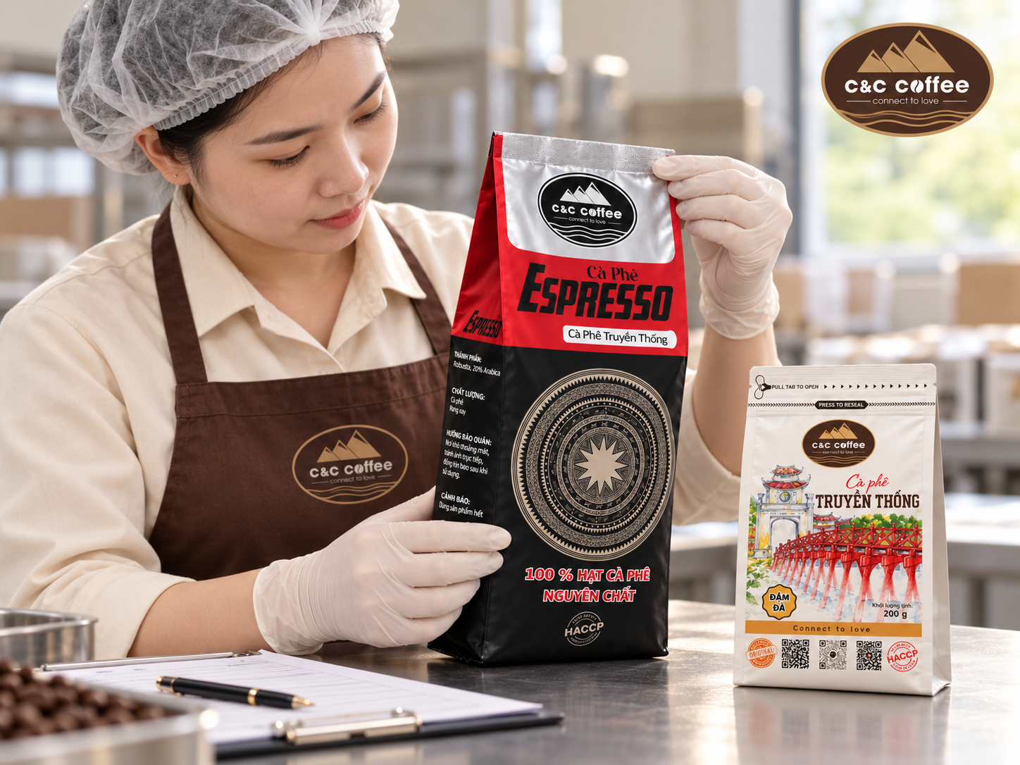 Kiểm tra bao bì và nhãn sản phẩm cà phê trước khi xuất xưởng
